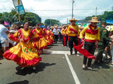 Neiva, Huila, Kolombiya 30 Haziran 2024 - San Pedro geçit törenindeki renkli karakterler