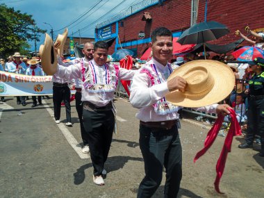 Neiva, Huila, Kolombiya - 30 Haziran 2024 - Geçit töreninde geleneksel elbise ve şapkalar giyen Latin erkekler