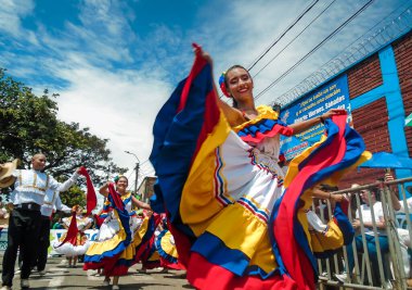 Neiva, Huila, Kolombiya - 30 Haziran 2024 - San Pedro geçit töreninde gülümseyen Kolombiyalı folklorik elbiseli genç Latin kadın