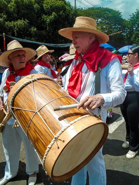 Neiva, Huila, Kolombiya - 30 Haziran 2024 - Sombrero ve Traje Tipico giymiş yetişkin bir erkek San Pedro Festivali 'nde büyük bir davul çalıyor