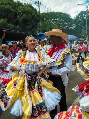 Neiva, Huila, Kolombiya - 30 Haziran 2024 - Latin çocuklar San Juan ve San Pedro Festivali 'nde geleneksel kostümlerle dans ediyorlar
