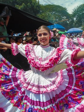 Neiva, Huila, Kolombiya - 30 Haziran 2024 - Pembe elbiseli, gülümseyen ve kameraya bakan Latin bir kadının portresi