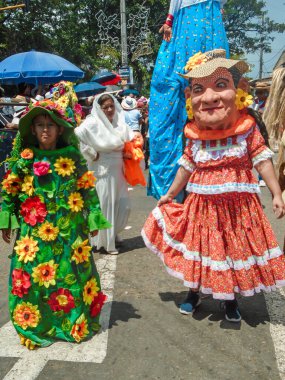 Neiva, Huila, Kolombiya - 30 Haziran 2024 - San Juan ve San Pedro Festivali 'nin temsilci karakterleri