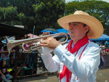 Neiva, Huila, Kolombiya - 30 Haziran 2024 - San Pedro Festivali 'nde trompet çalan genç Latin erkek