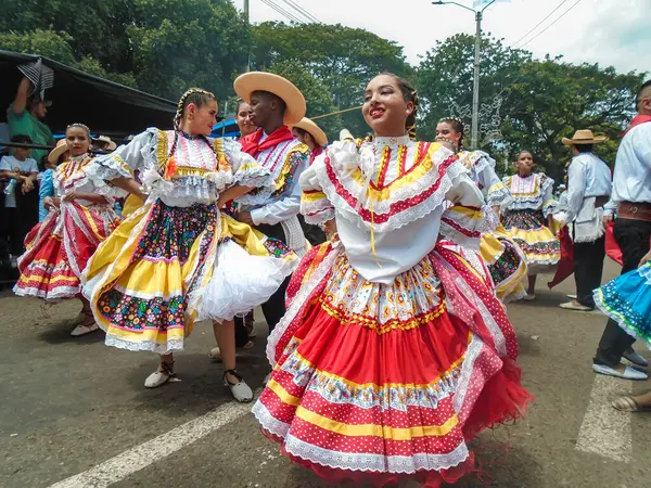 Neiva, Huila, Kolombiya - 30 Haziran 2024 - Latin çocuklar San Juan ve San Pedro Festivali 'nde geleneksel kostümlerle dans ediyorlar