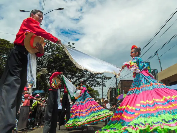 Neiva, Huila, Kolombiya - 30 Haziran 2024 - San Juan ve San Pedro Festivali 'nde geleneksel geçit töreni