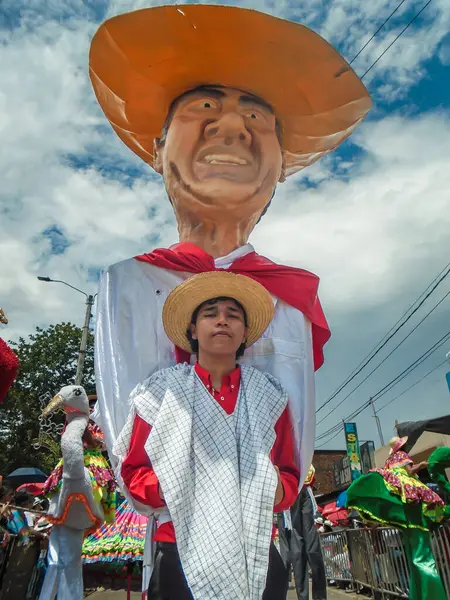 Neiva, Huila, Kolombiya - 30 Haziran 2024 - Şapkalı ve büyük plastik figürlü genç Latin adam