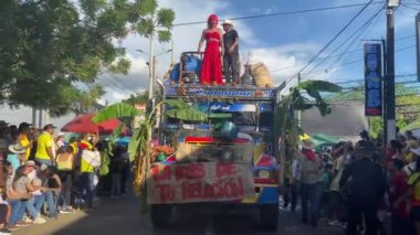 Neiva, Huila, Kolombiya - 27 Haziran 2024 - San Juan ve San Pedro Festivali sırasında geleneksel Huila elementleriyle süslenmiş Chiva tipi merdiven otobüsü