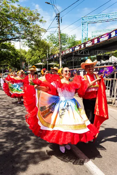 Neiva, Huila, Kolombiya - 27 Haziran 2024 - Latin dansçılar San Juan ve San Pedro 'da geleneksel kırmızı kostüm içinde dans ediyorlar