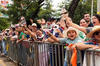 Neiva, Huila, Kolombiya - 27 Haziran 2024 Bir geçit töreninde mutlu Latinler