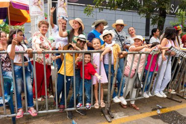 Neiva, Huila, Kolombiya - 27 Haziran 2024 Bir geçit töreninde mutlu Latinler
