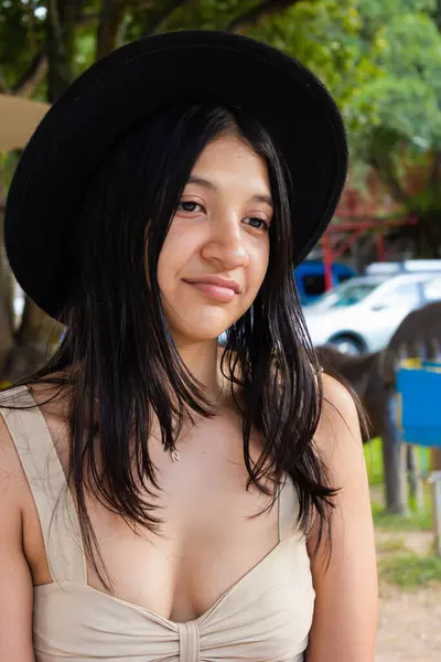 stock image Portrait of a young Latina woman wearing a black hat with a resigned expression.