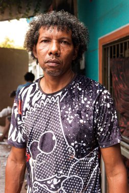 Esmer bir Latin 'in portresi. El sanatları atölyesinde kıvırcık saçlı.