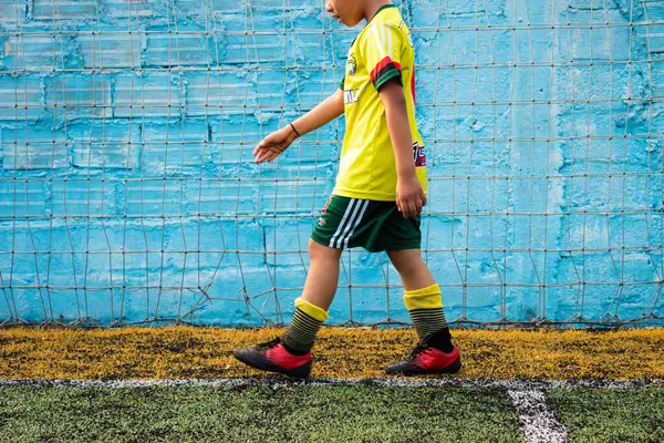 Latin çocuk Neiva 'da bir futbol sahasında yürüyor - Huila - Kolombiya