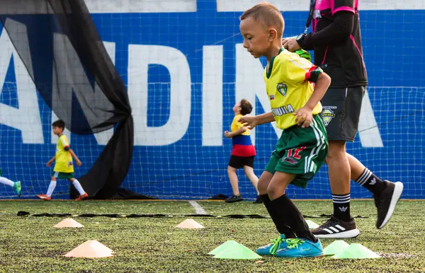 Latin çocuk Neiva 'da bir futbol sahasında antrenman yapıyor - Huila - Kolombiya