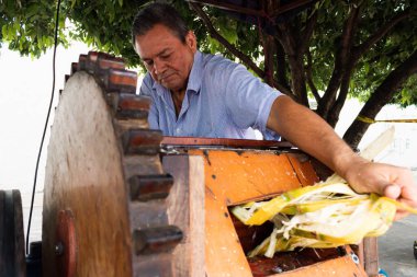 Latin adam Neiva 'da bir değirmende guarapo yapıyor - Huila - Kolombiya