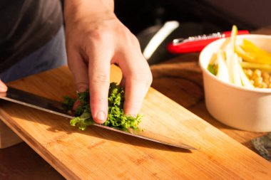 Neiva-Huila-Kolombiya 'da bir restoranda marul kesen tanınmamış bir adamın eli.