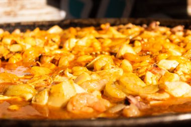 Neiva-Huila-Kolombiya 'da bir restoranda Paella pişiriyor.