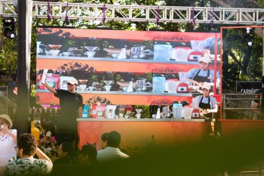 Neiva, Huila, Kolombiya - 17 Ağustos 2024 - Kolunda bir paket kahve olan Latin bir adam