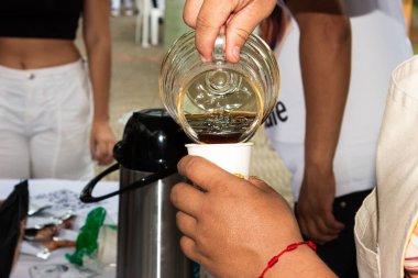 Neiva-Huila-Kolombiya 'da bir fincana kahve dolduran tanınmamış bir Latin' in eli.