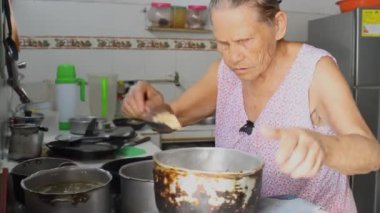 Güzel Latin büyükanne Neiva Huila Kolombiya 'da mutfağındaki ocakta çorba hazırlıyor. Yaşlılar ve Kolombiya yemekleri kavramı