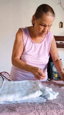 Güzel Latin büyükanne Neiva Huila Kolombiya 'da ev yapımı yapıyor. Evden ve yaşlılardan çalışma kavramı