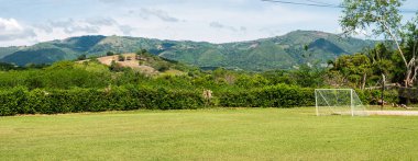 Tocaima-Cundinamarca-Kolombiya 'da bir tatil kulübünün arka planında dağ olan futbol sahası. Turizm, tatil ve çevre kavramı.