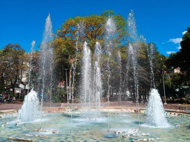 Neiva, Huila, Kolombiya 'daki Santander Parkı' nda gün batımında çeşme. Turizm ve mimari konsepti