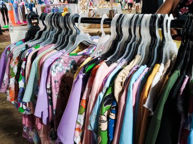 Neiva-Huila-Kolombiya 'daki bir girişimcilik fuarında direğe asılı renkli elbiseler. Ticaret ve alışveriş kavramı