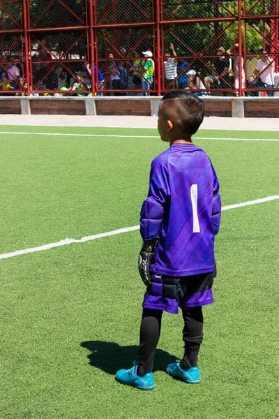 Neiva - Huila - Kolombiya 'da bir futbol maçında kaleci olarak oynayan tanınmayan Latin çocuk. Spor konsepti