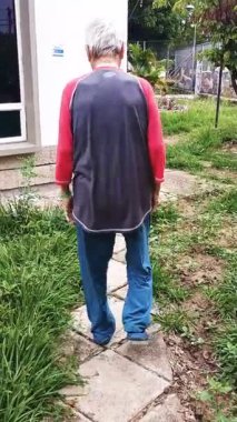 Neiva-Huila-Kolombiya 'da bir hastane bahçesinde pijamalarıyla dolaşan tanınmayan Kolombiyalı yaşlı bir hasta. Sağlık kavramı