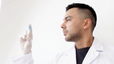 Neiva, Huila, Kolombiya 'daki bir hastanede elinde kan tüpü olan Kolombiyalı bir doktor. Sağlık kavramı