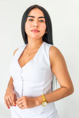 Takım elbiseli güzel Kolombiyalı kadın Neiva-Huila-Kolombiya 'da beyaz bir arka planda kameraya bakıyor. Moda ve güzellik konsepti