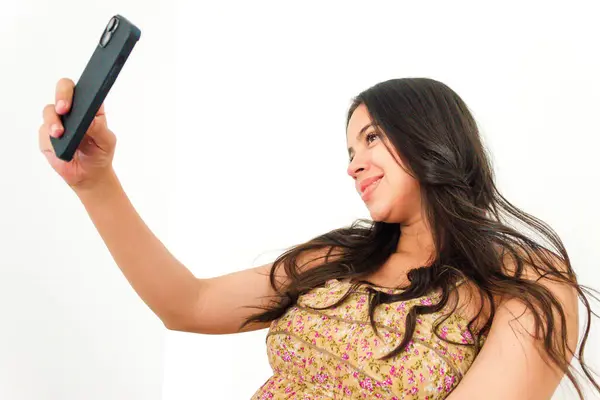 Kolombiyalı güzel bir kadının portresi Neiva-Huila-Kolombiya 'da akıllı bir telefonla selfie çekiyor. Teknoloji, yaşam tarzı ve güzellik kavramı