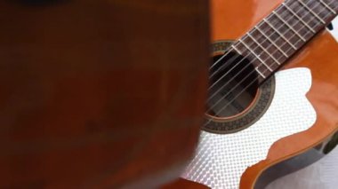 Kolombiya 'da akustik gitar çalan tanınmayan birinin ellerinin ayrıntıları. Kolombiya müzik konsepti