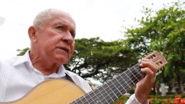 Yaguara, Huila, Kolombiya 'da bir halk parkında gitarla şarkı söyleyen iki Kolombiyalı adam. Kolombiya müziği kavramı