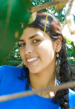 Neiva-Huila-Kolombiya kırsalında gülümseyen ve kameraya bakan güzel bir Latin kadının portresi. Mutluluk, yaşam tarzı ve gençlik kavramı