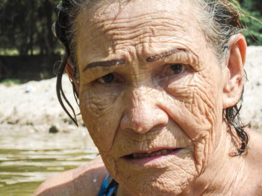 Kolombiya, Huila, Neiva 'da bir kırsal alanda tatil yapan güzel bir Kolombiyalı büyükannenin portresi. Eski konsept