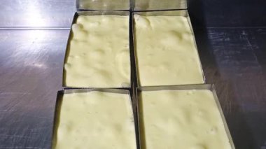 Tipik ve lezzetli Quesillos Yaguareos dairesel kalıplarla Yaguara, Huila, Kolombiya 'da paketlenmeye hazır. Kolombiya gıda konsepti