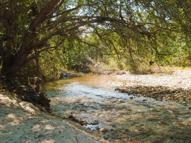 Neiva, Huila, Kolombiya 'nın kırsal kesiminde güzel bir nehir havzası manzarası. Seyahat ve turizm kavramı