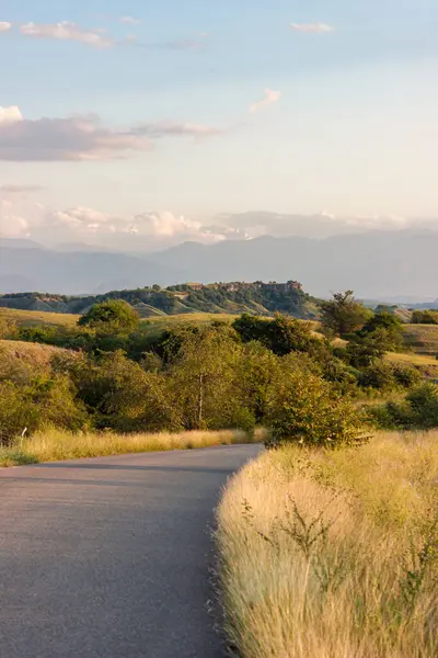 Villavieja, Huila, Kolombiya kırsalında güzel ve görkemli bir gün batımı manzarası. Çevre ve seyahat kavramı