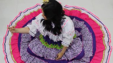 Geleneksel elbiseli genç bir Latin kadın Neiva, Huila, Kolombiya 'daki bir stüdyonun içinde kameraya bakıp gülümsüyor. Kolombiya Kültür Konsepti