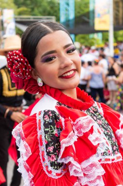 Neiva, Huila, Kolombiya - 15 Haziran 2025 - Siyah mürekkeple kaplanmış ve geçit töreninde çeşitli kişisel aksesuarlar takan Latin bir adamın portresi