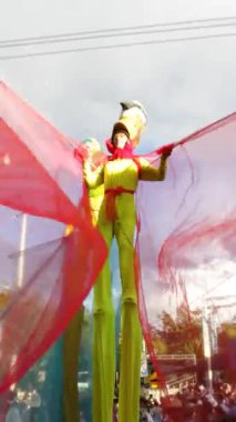 Neiva, Huila, Kolombiya 15 Haziran 2025. San Juan ve San Pedro Festivali sırasında iki genç Latin erkek ayaklıkların üzerinde ayakta duruyor.