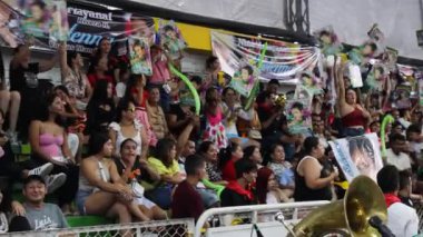 Neiva, Huila, Kolombiya - 2 Ağustos 2025 - Kolombiyalı insanlar kültürel bir etkinlik sırasında bir açık tribünde tezahürat yapıyorlar