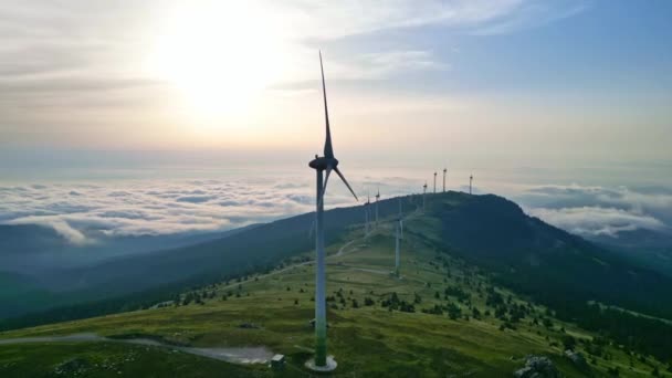 Grupa Elektrowni Wiatrowych Grzbiecie Górskim Austrii Wcześnie Rano Pięknym Nastroju — Wideo stockowe