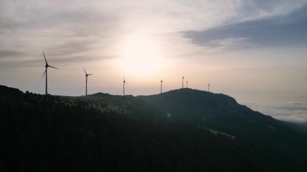 オーストリアの山の尾根にある風力発電所のグループ 美しい気分で早朝 — ストック動画