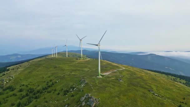 Avusturya Bir Dağ Sırtındaki Rüzgar Santralleri Grubu Sabahın Erken Saatlerinde — Stok video