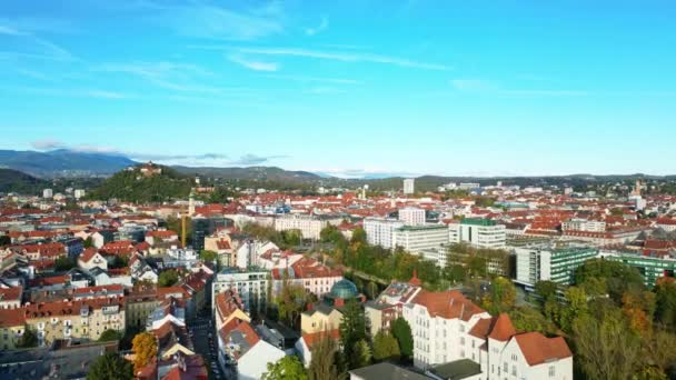 Lot Lotniczy Nad Dachami Historycznego Centrum Grazu Austrii Piękny Jesienny — Wideo stockowe