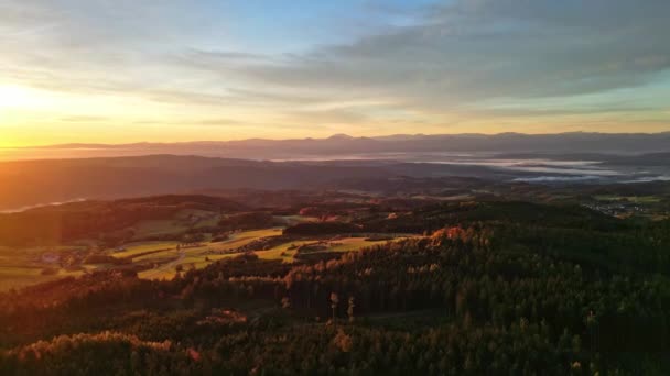 秋天在奥地利美丽的农村上空升起的日出 — 图库视频影像